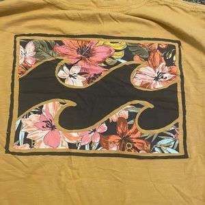 Mustard yellow billabong tee.